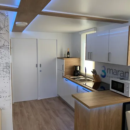 Floating House Mm, Marina بيت للعطل بورتوروز