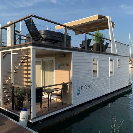 Floating House Mm, Marina بيت للعطل *