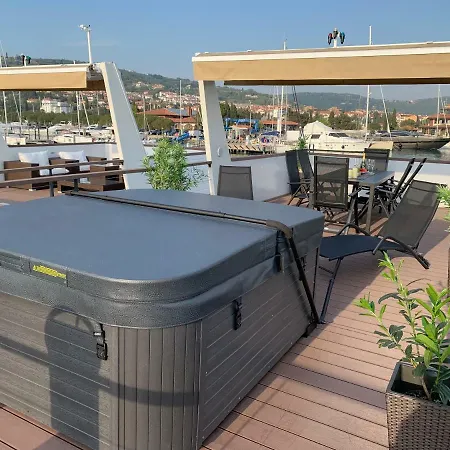 Floating House Mm, Marina